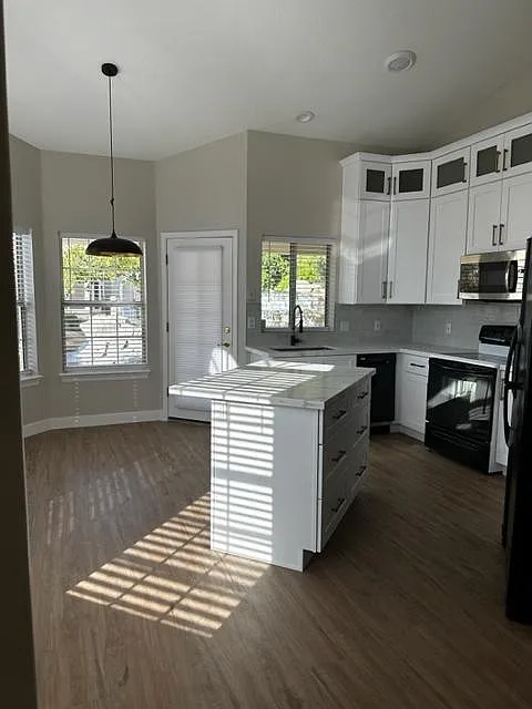 1410 W Crystal Spring Dr — Photo 2