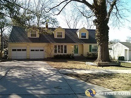 Spacious Prairie Village Cape Cod