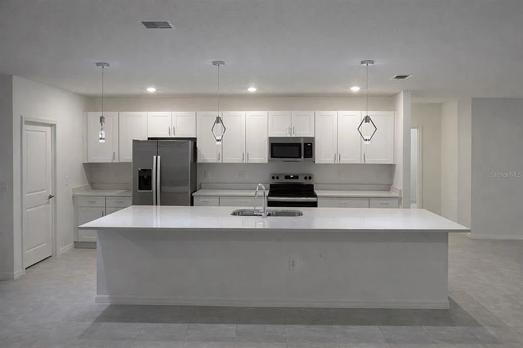 4 bed, 3.0 bath, 2106 sqft, $2,300 — Photo 2
