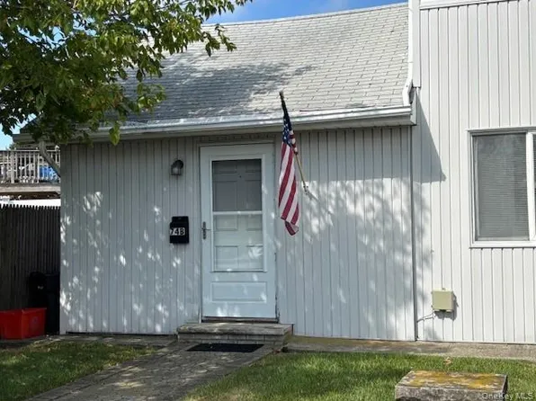 74 Radcliffe Rd, Island Park, NY 11558