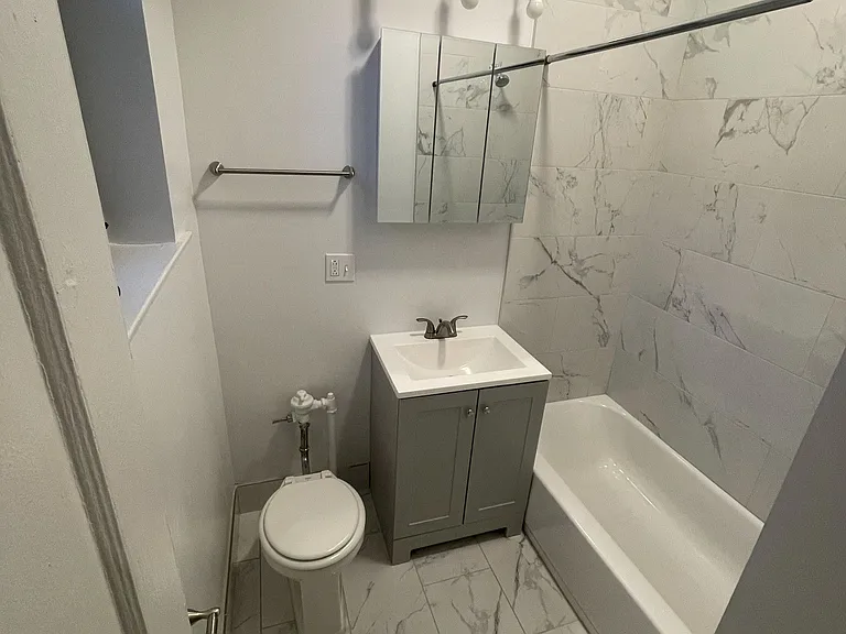 620 W. Addison St. — Photo 7