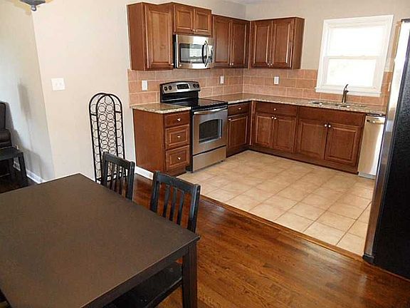 3rd image of 3608 Lakeshore Dr