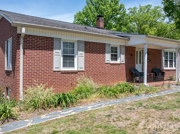406 Swanson Dr SW, Lenoir, NC 28645