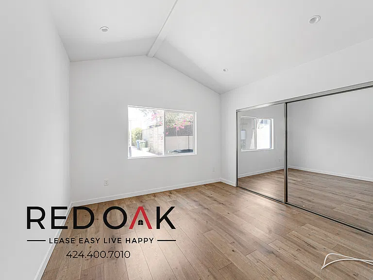 11028 Califa St — Photo 7