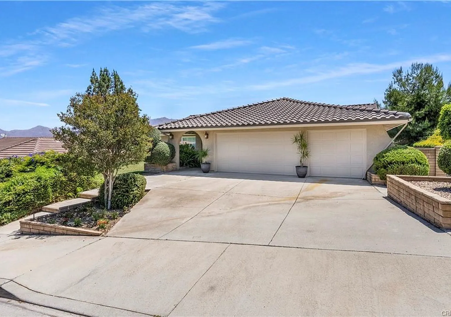 Single-Level home in Canyon Crest for rent — Photo 1