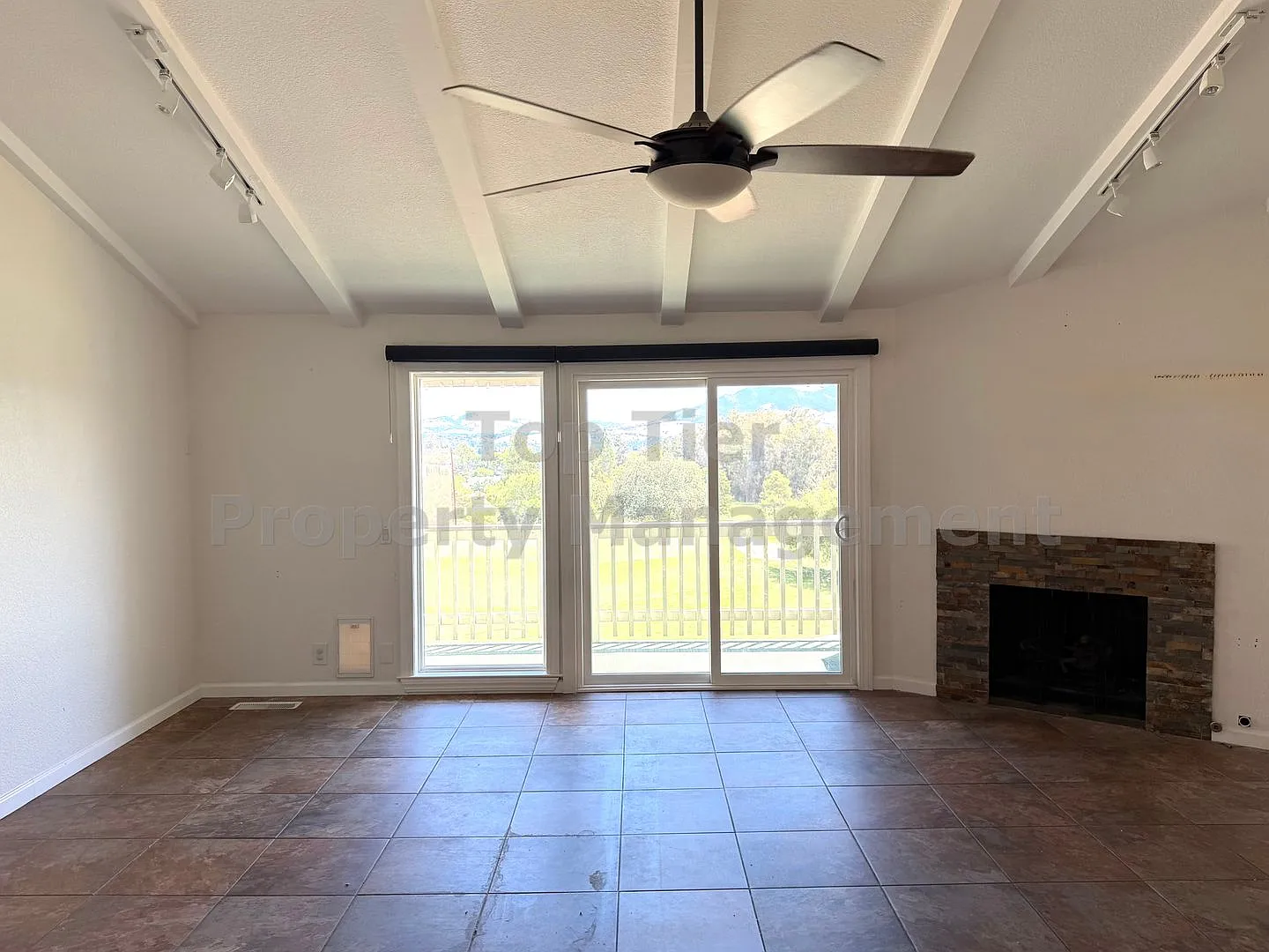 Amazing views in this beautiful 2 Bed / 2.5 Bath / 1,472 Sqft Pleasant Hill townhouse available n... — Photo 4