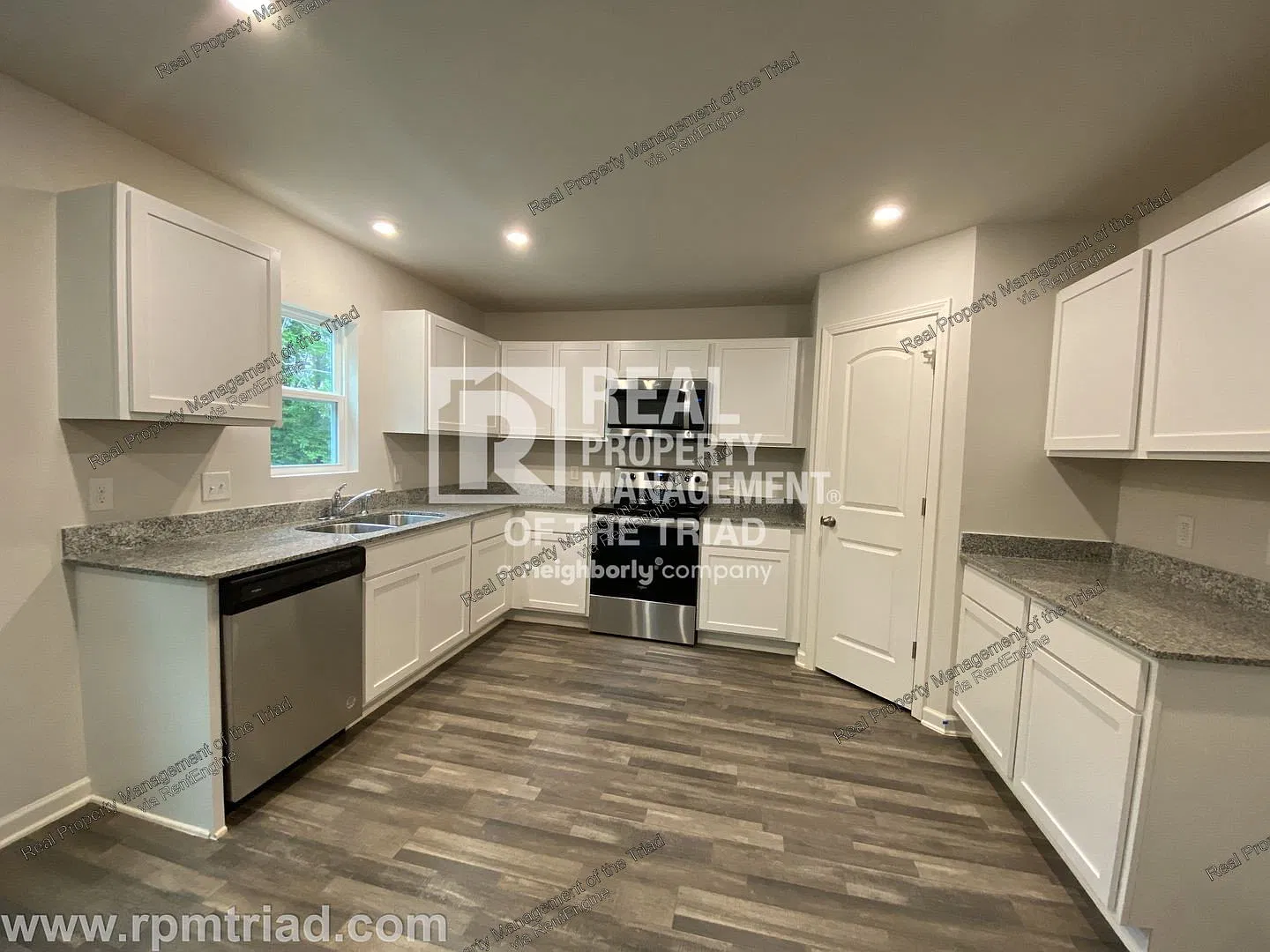 4 bed, 2.5 bath, 2040 sqft, $1,895 — Photo 2