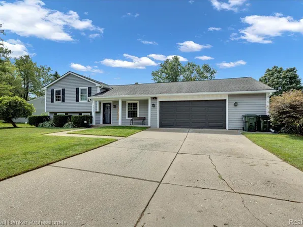 2623 Regency Dr, Orion, MI 48359
