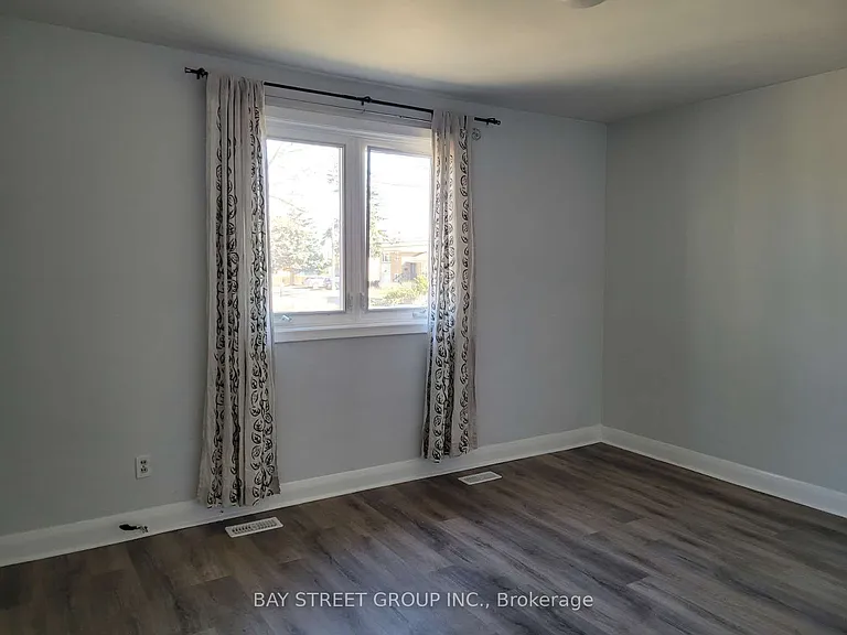 110 Acton Ave #UPPER — Photo 10
