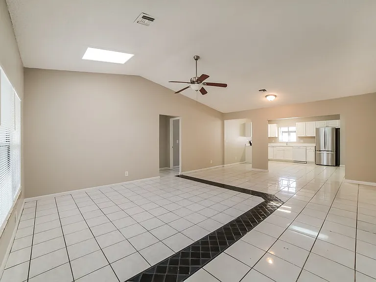 5901 Lincoln Cir W — Photo 4