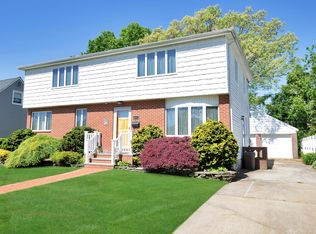 812 Pineneck Rd, Seaford, NY 11783