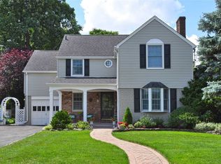84 Fonda Rd, Rockville Centre, NY 11570
