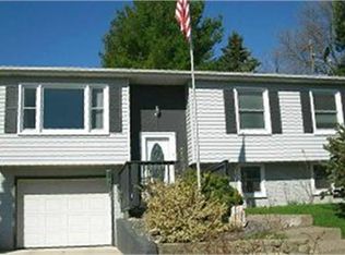 2217 Saint John Dr, Dubuque, IA 52002