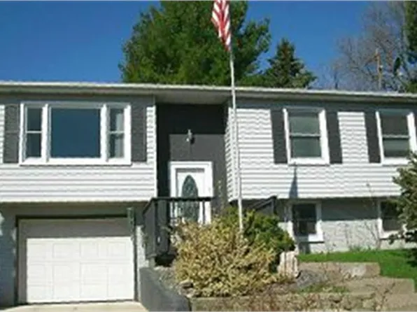 2217 Saint John Dr, Dubuque, IA 52002