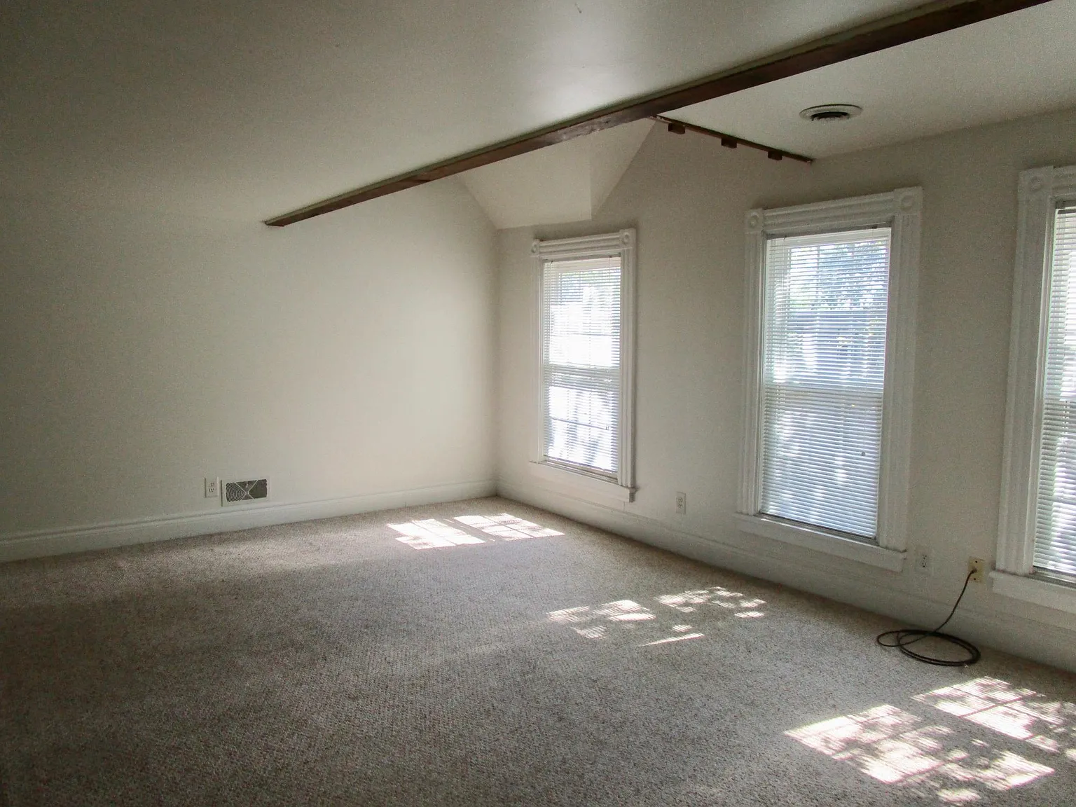 2 bed, 1.5 bath, 1000 sqft, $1,350 — Photo 3