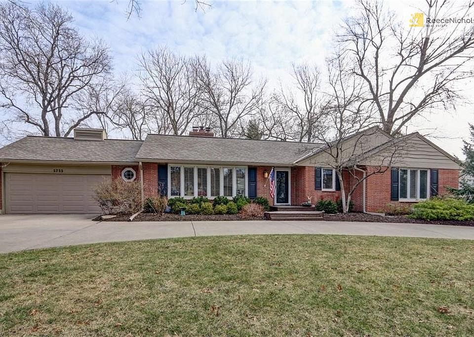 Front View w/Circle Driveway