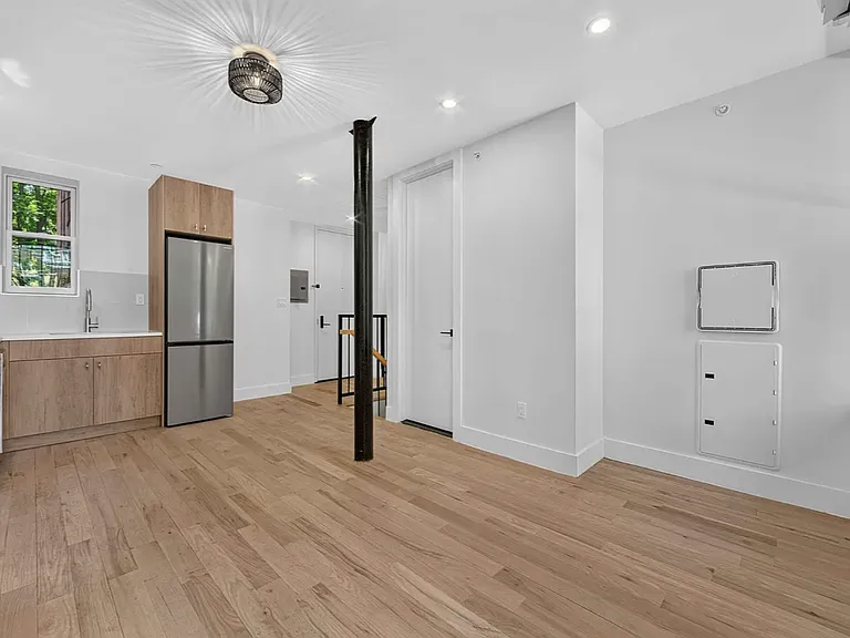 376 Montgomery St #1D — Photo 11