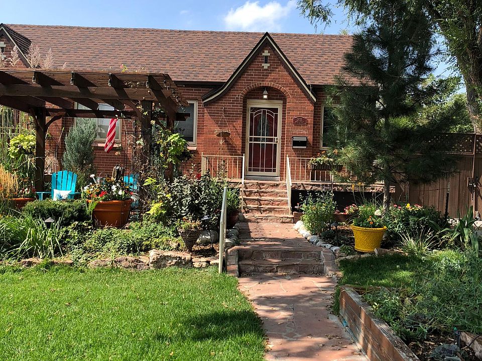 Front w/Pergola and walk