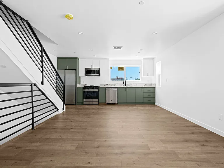6830 Hazeltine Ave — Photo 39