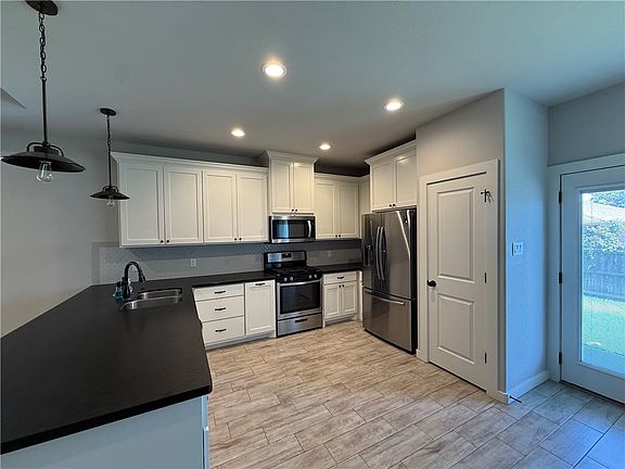 3rd image of 3090 Peterson Cir