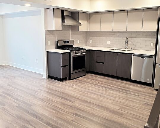 2nd image of 5030 Rosewood Ave #206