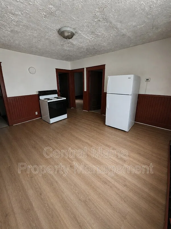 3 bed, 1.0 bath, $1,300 — Photo 2