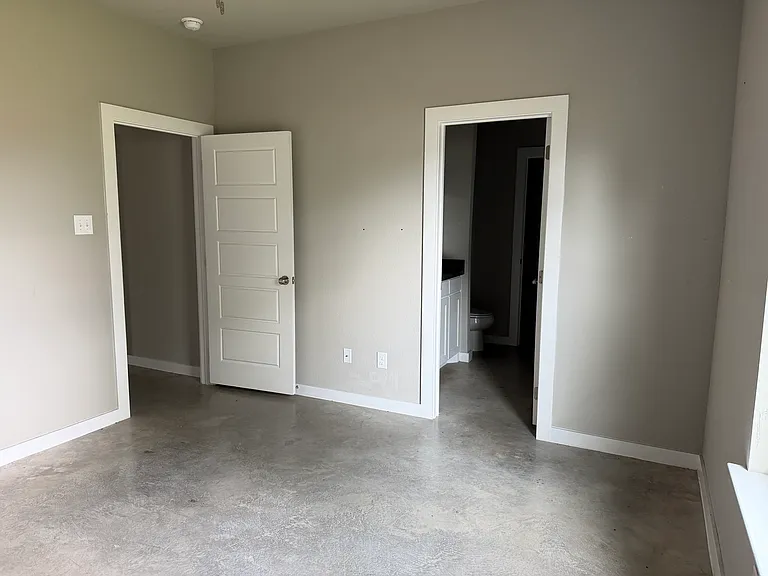 202 E Henderson St — Photo 13