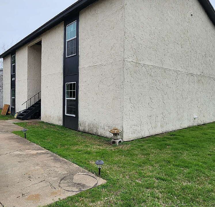 1st image of 1524 Pine Ridge Dr APT C
