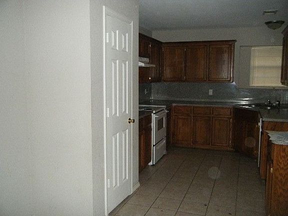 3rd image of 2083 Green Meadow Dr