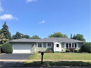 83 Oakhurst Dr, Rochester, NY 14617