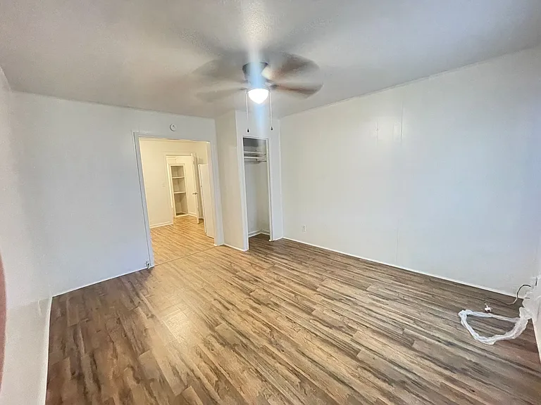 1211 E Veterans Memorial Blvd — Photo 1