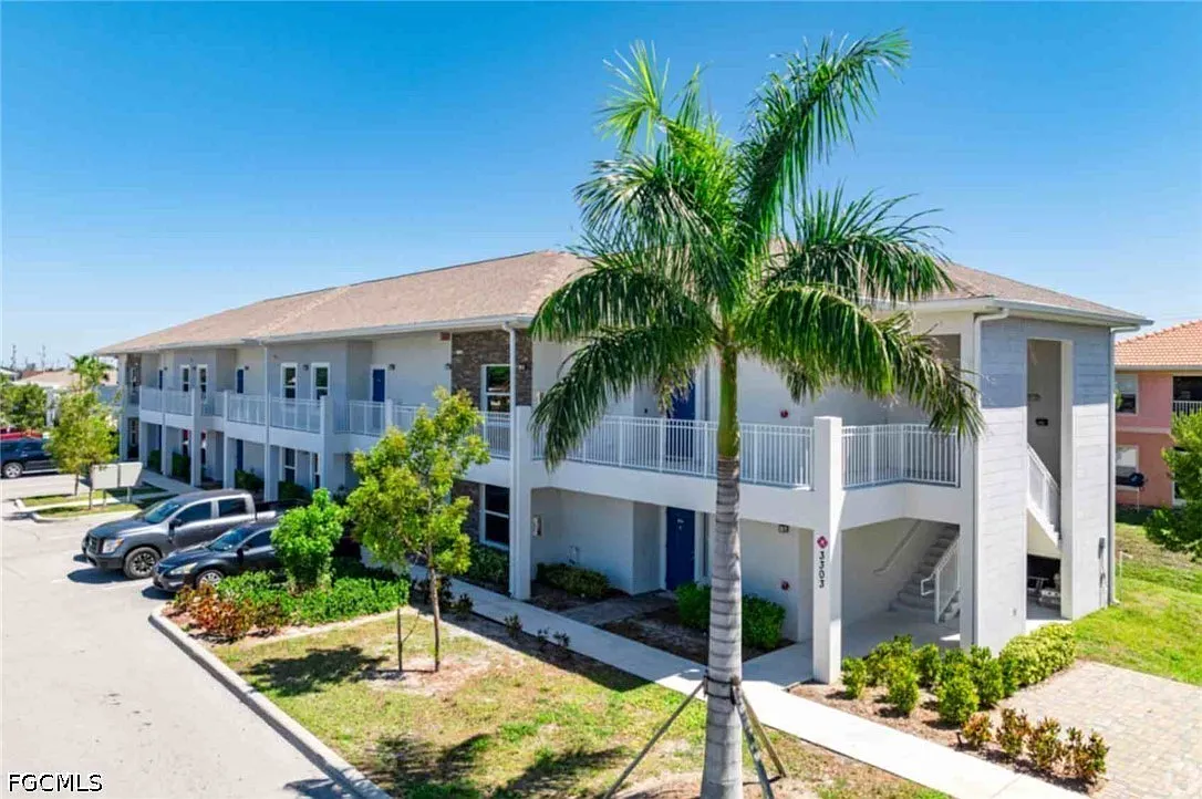 2 bed, 2.0 bath, 810 sqft, $1,345 — Photo 1