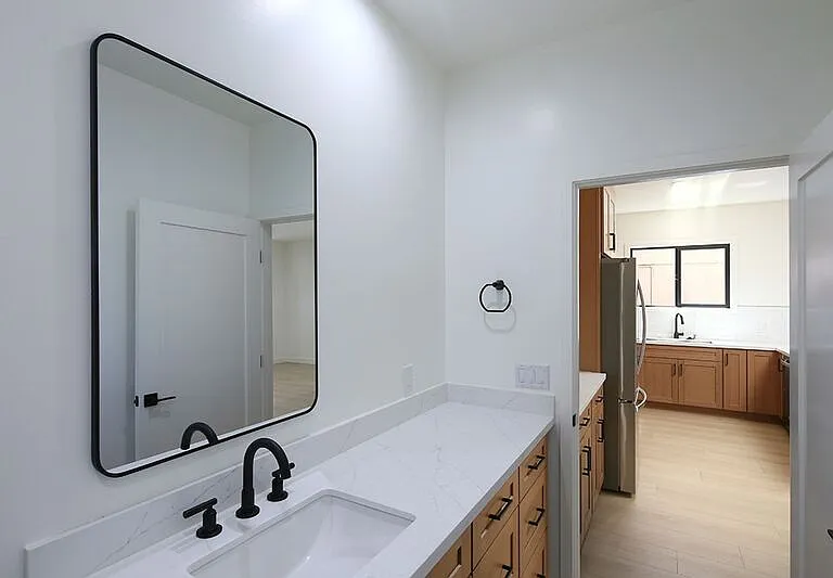 2121-2123 Glenada Ave #2121 — Photo 14