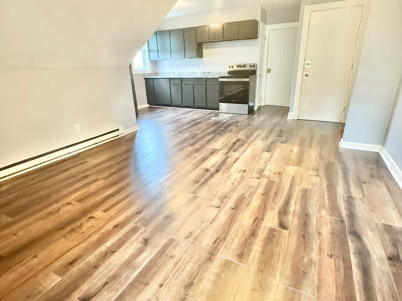 3 bed, 900 sqft, $2,080 — Photo 2