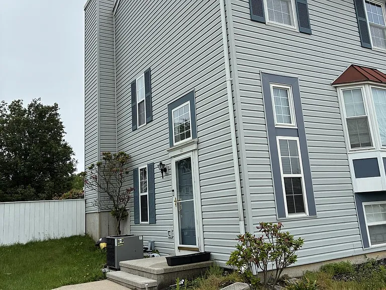 421 Spalding Ct — Photo 2