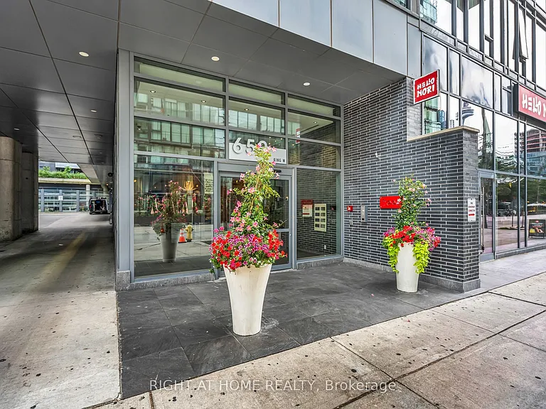 650 King St W #605 — Photo 3
