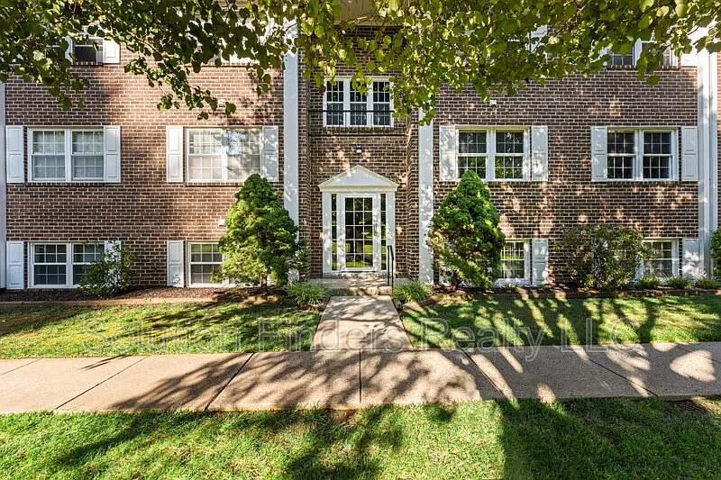 2 bed, 1.0 bath, $1,700 — Photo 2