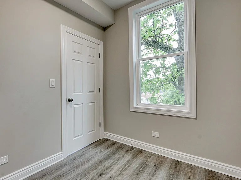 2815 N Hamlin Ave #2F — Photo 7