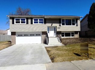 8837 Oakwood Dr, Hickory Hills, IL 60457