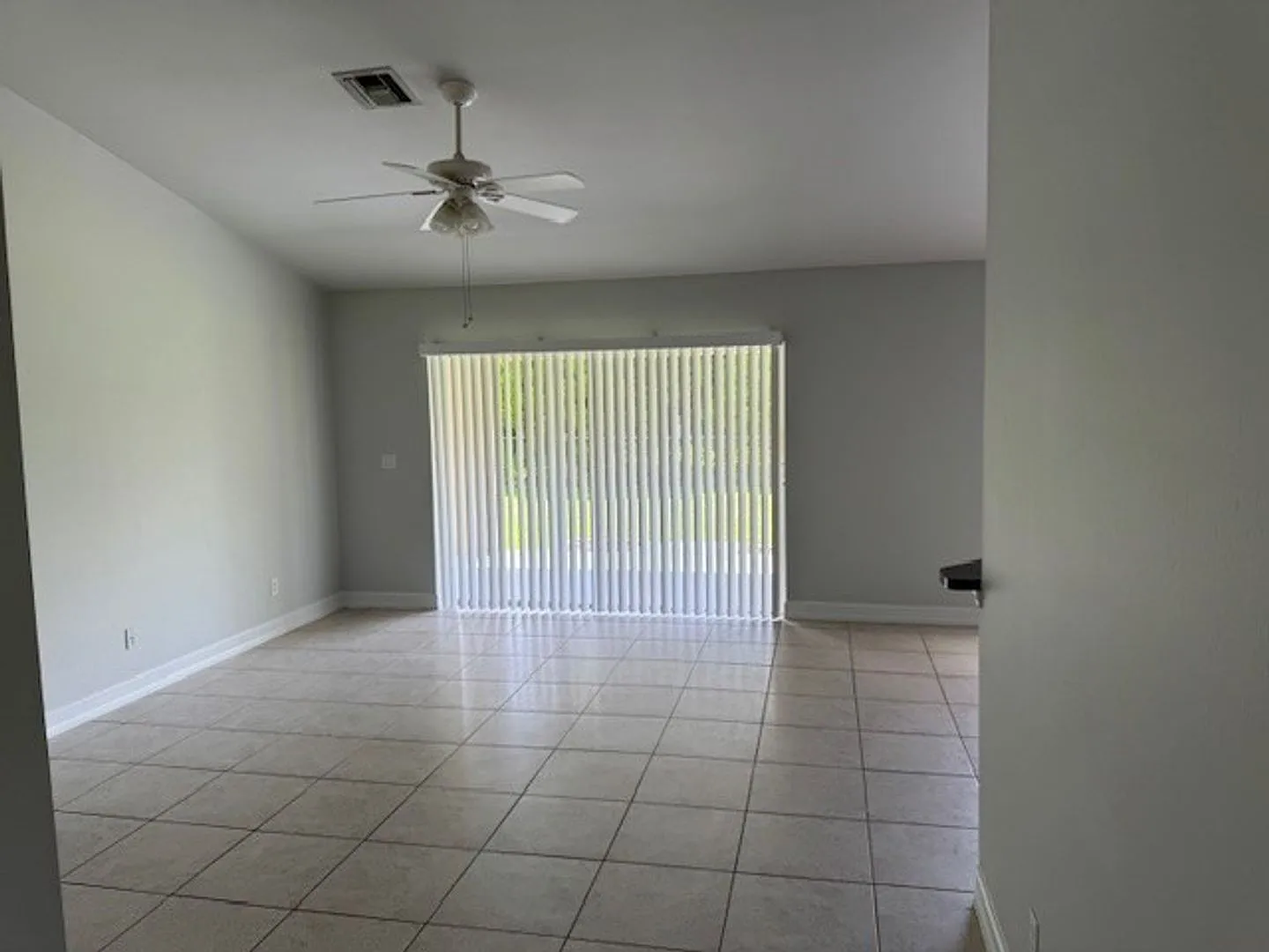 SW Cape Coral 3x2 single family home rental. — Photo 3