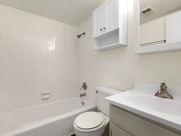 Lakemont Apartments — Photo 30