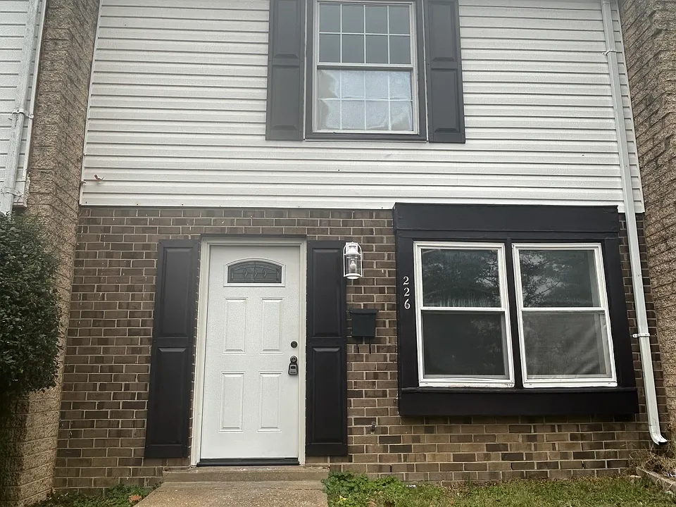 226 Ivanhoe Ct