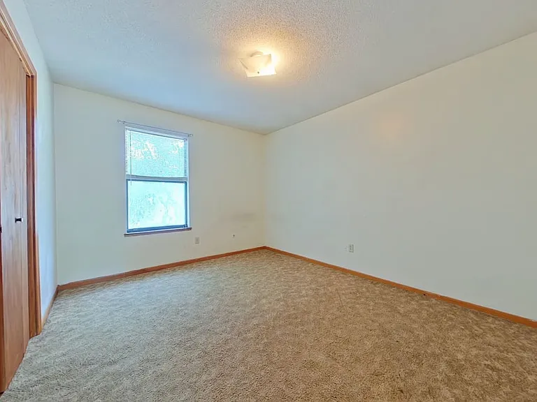 126 Hampton Dr — Photo 9