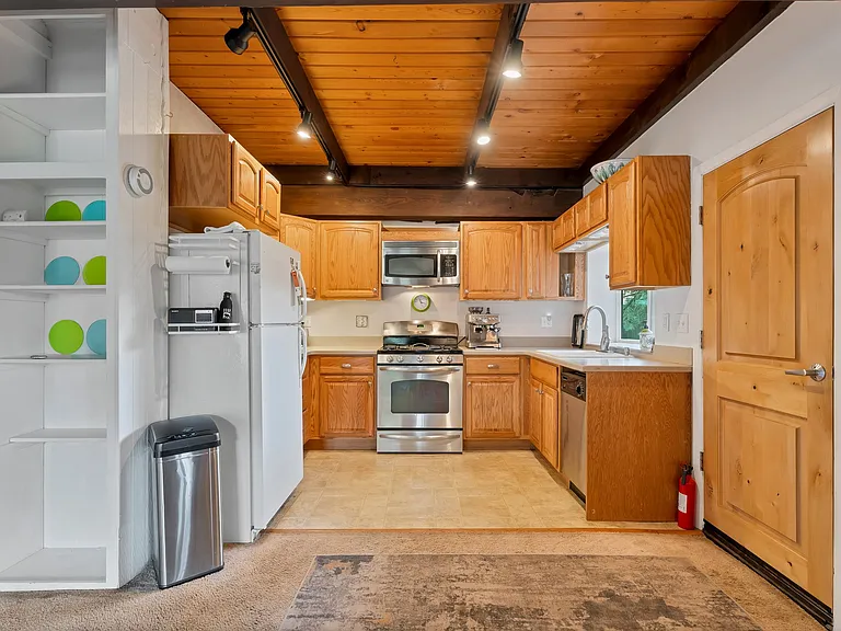 602 W 3rd St — Photo 14