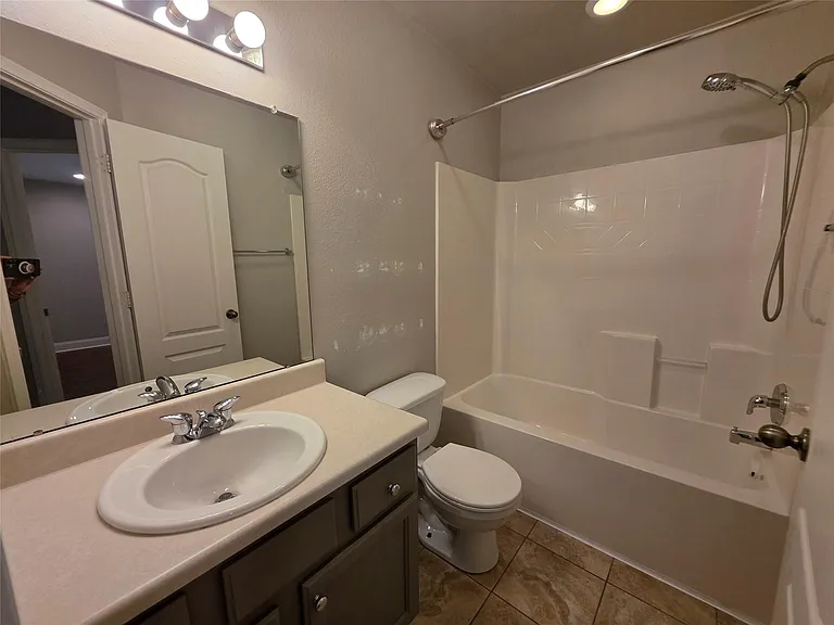 395 Livingstone Ln — Photo 10