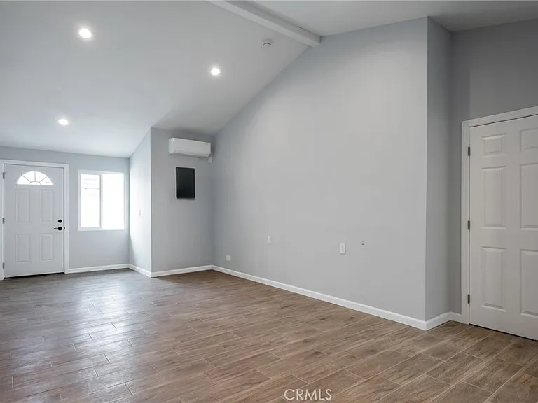 1514 1/2 E Young St — Photo 8