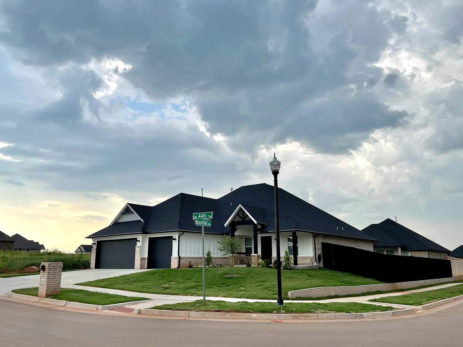 4 bed, 2.5 bath, 1952 sqft, $2,650 — Photo 3