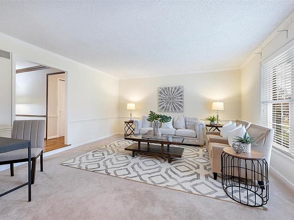 4th image of 2104 Pardoroyal Dr