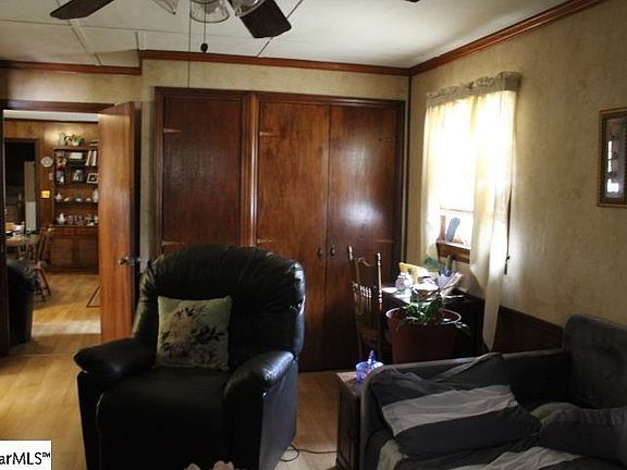 4th image of 300 Marion Pl