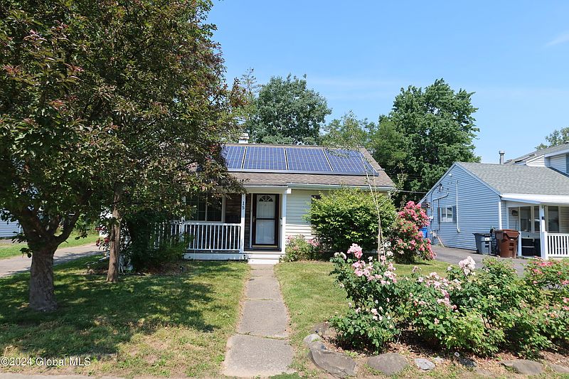3rd image of 15 Crestwood Court